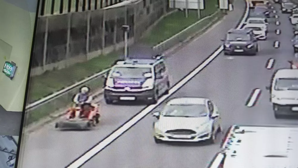 S kosilnico po avtocesti, kosilnica, traktorska kosilnicaLinz, Aprila 2025