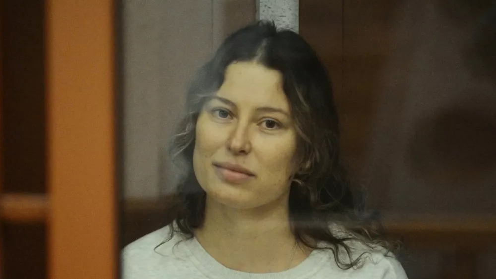 Russian-American dual citizen Ksenia Karelina, accused of treason for making a donation to a charity supporting Ukraine, attends a court hearing in Yekaterinburg, Russia August 15, 2024. REUTERS/Dmitry Chasovitin/
