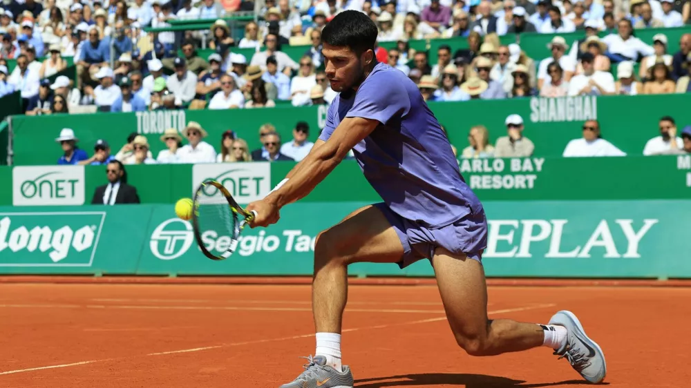 Tennis - ATP Masters 1000 - Monte Carlo Masters - Monte Carlo Country Club, Roquebrune-Cap-Martin, France - April 10, 2025 Spain's Carlos Alcaraz in action during his round of 16 match against Germany's Daniel Altmaier REUTERS/Manon Cruz