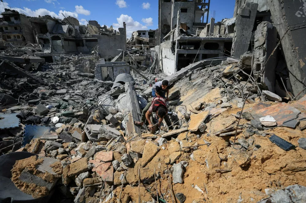 Palestinians search for casualties trapped under the rubble, at the site of an Israeli airstrike that hit a house the previous day, in Shejaia, Gaza City, April 10, 2025. REUTERS/Dawoud Abu Alkas   TPX IMAGES OF THE DAY