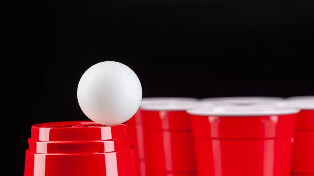 Najprej bomo skrili žogico in potem preme&scaron;ali &hellip; / Foto: Istock