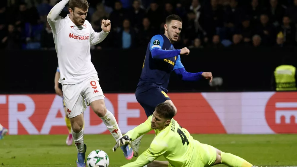 Soccer Football - Conference League - Quarter Final - First Leg - Celje v Fiorentina - Z'dezele Stadium, Celje, Slovenia - April 10, 2025 Fiorentina's Lucas Beltran in action with Celje's Ricardo Silva and Tamar Svetlin REUTERS/Borut Zivulovic