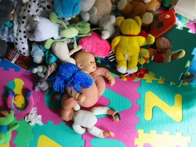 simbolična fotografija, otro&scaron;ke igrače, otro&scaron;tvo, otroci, zloraba otrok.- 14.12.2022 &ndash; Ankaran - Nastanitveni center za ukrajinske begunce Debeli rtič - Begunski otroci iz Ukrajine v Sloveniji &ndash; begunci - //FOTO: Bojan VelikonjaOPOMBA: REPORTAŽA ZA NEDELJSKI 2022