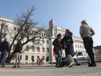 Zakon o sodni&scaron;ki službi že zdaj omogoča, da pri sojenju na prvi stopnji v nekaterih primerih sodelujejo tudi posamezni vi&scaron;ji in vrhovni sodniki. Foto: Tomaž Skale&nbsp;