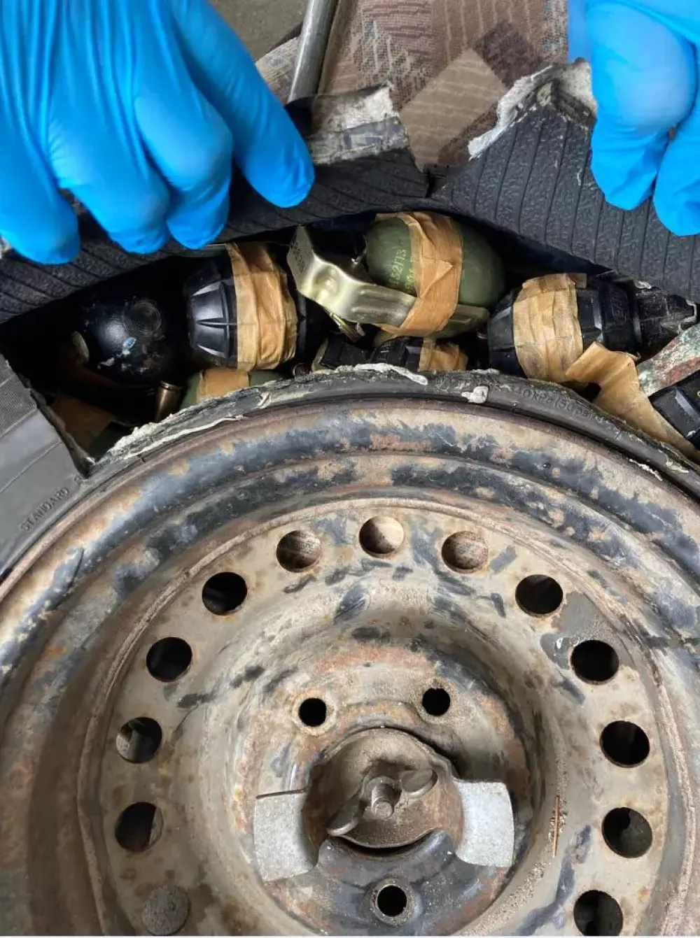 Granate v kolesu vozila. Foto: Europol