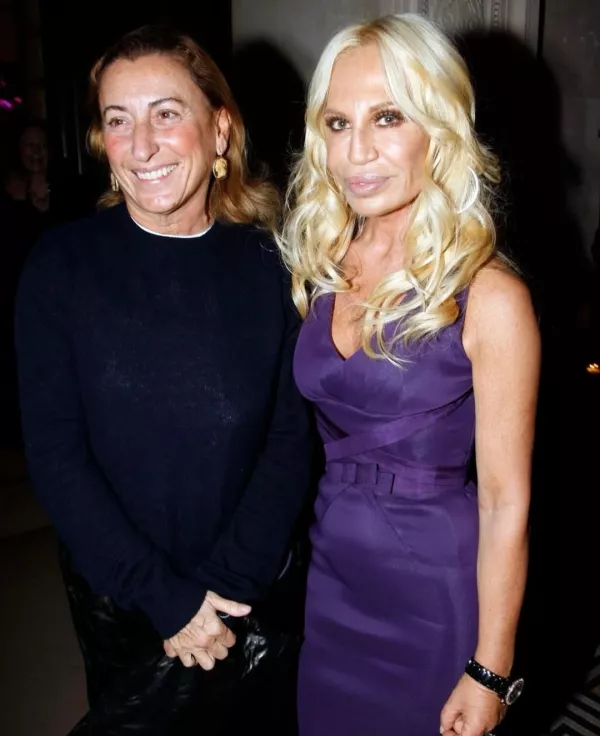 Poča&scaron;čen sem, da je Versace v rokah zaupanja vrednega italijanskega družinskega podjetja in pripravljen sem podpirati to novo dobo, kolikor dolgo bo potrebno, je na Instagramu pod sliko sebe in zapisala Donatela vesrace