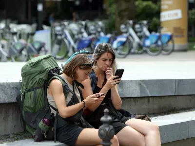 26.07.2023 - simbolična fotografija turisti, popotniki, mobitel, iskanje internetnaga omrežjaFoto: Tomaž Skale