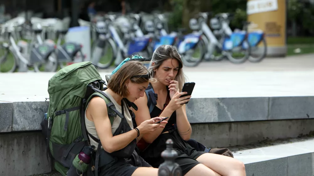 26.07.2023 - simbolična fotografija turisti, popotniki, mobitel, iskanje internetnaga omrežjaFoto: Tomaž Skale