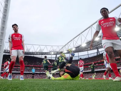 Soccer Football - Premier League - Arsenal v Brentford - Emirates Stadium, London, Britain - April 12, 2025 Arsenal's Declan Rice, Arsenal's Myles Lewis-Skelly and Arsenal's David Raya react after Brentford's Yoane Wissa scores their first goal REUTERS/David Klein EDITORIAL USE ONLY. NO USE WITH UNAUTHORIZED AUDIO, VIDEO, DATA, FIXTURE LISTS, CLUB/LEAGUE LOGOS OR 'LIVE' SERVICES. ONLINE IN-MATCH USE LIMITED TO 120 IMAGES, NO VIDEO EMULATION. NO USE IN BETTING, GAMES OR SINGLE CLUB/LEAGUE/PLAYER PUBLICATIONS. PLEASE CONTACT YOUR ACCOUNT REPRESENTATIVE FOR FURTHER DETAILS..