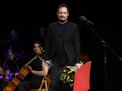 Nagrado Slavka Gruma za najbolj&scaron;e novo nastalo dramsko besedilo je prejel Milan&nbsp;Ram&scaron;ak&nbsp;Marković. Foto: Luka Cjuha