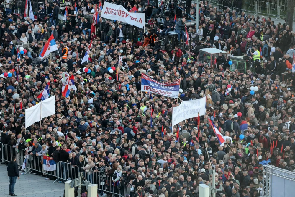 Supporters of the Serbian Progressive Party (SNS) attend a pro-government rally backing President Aleksandar Vucic's policies and opposing months of student-led protests, in Belgrade, Serbia, April 12, 2025. REUTERS/Djordje Kojadinovic