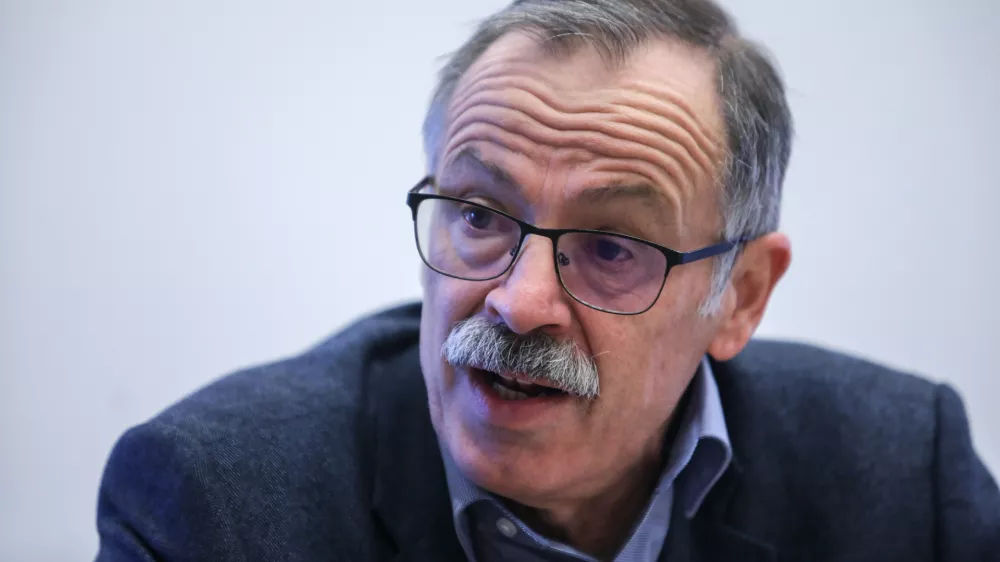 - 15.01.2019 &ndash; red.prof.dr. Mojmir Mrak, profesor za področje mednarodnih financ in ekonomskih politik EU na Ekonomski fakulteti Univerze v Ljubljani  //FOTO: Jaka GasarOPOMBA: ZA OBJEKTIV - INTERVJU - 2019