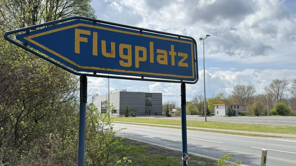 13 April 2025, Lower Saxony, Salzgitter: A sign shows the way to an airfield near Salzgitter AG. Two men were killed when a small plane crashed in Salzgitter. Photo: Michael Brandt/dpa