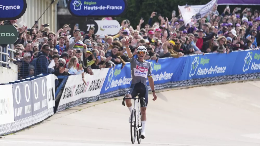 Mathieu van der Poel je v Roubaixu slavil tretjič zapored, kar je uspelo le &scaron;e Francozu Octavu Lapizu (1909&ndash;1911) in Italijanu Francescu Moserju (1978&ndash;1980). Foto: AP