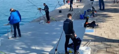 Odprto prvenstvo občine Piran v trkarjenju s palico z zidane obale.