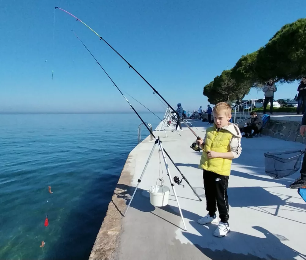 Odprto prvenstvo občine Piran v trkarjenju s palico z zidane obale.
