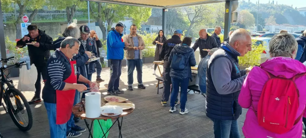 Odprto prvenstvo občine Piran v trkarjenju s palico z zidane obale.