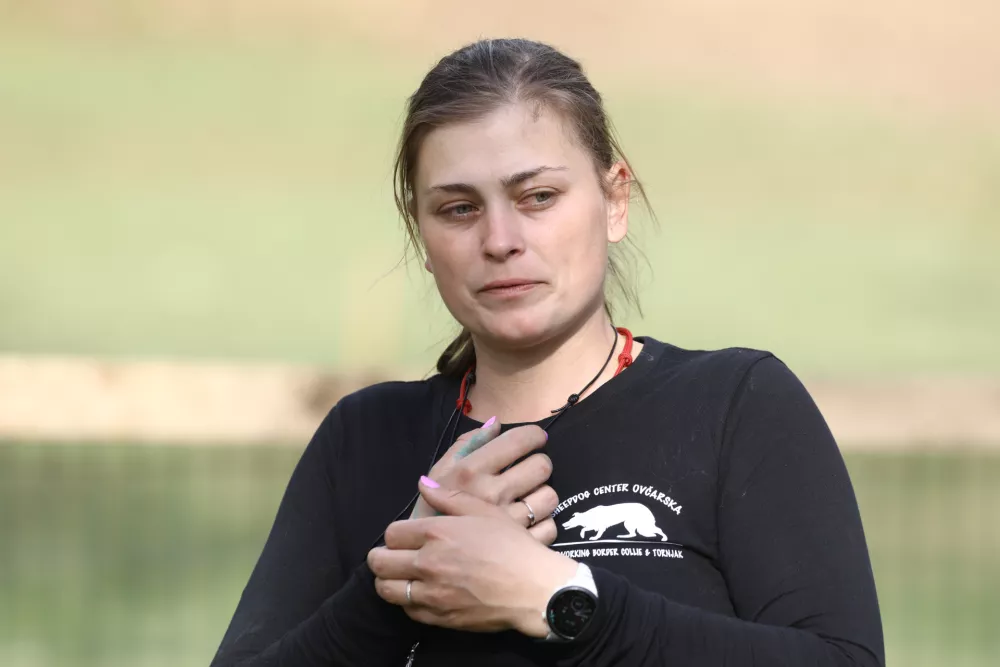 Kaja Župec, organizatorka tekmovanja in profesionalna vodnica: Zame je &scaron;e vedno čarobno, ko gledam svoje pse, kako se odločajo glede na to, kaj jim naročim, in odzive ovc, da dosežemo želeno.Foto: Luka Cjuha