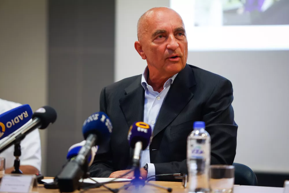 Celje, SB Celje.Novinarska konferenca ob 13. obletnici prve robotsko asistirane operacije v Splosni bolnisnici Celje in v Sloveniji.Predsednik nadzornega sveta bolnisnice Tomaz Subotic.