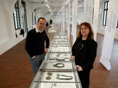 Po razstavi sta nas pospremila zlatarski mojster in brusilec dragih kamnov Peter Dragolič ter oblikovalka nakita Olga Ko&scaron;ica. Foto:&nbsp;Tomaž Skale