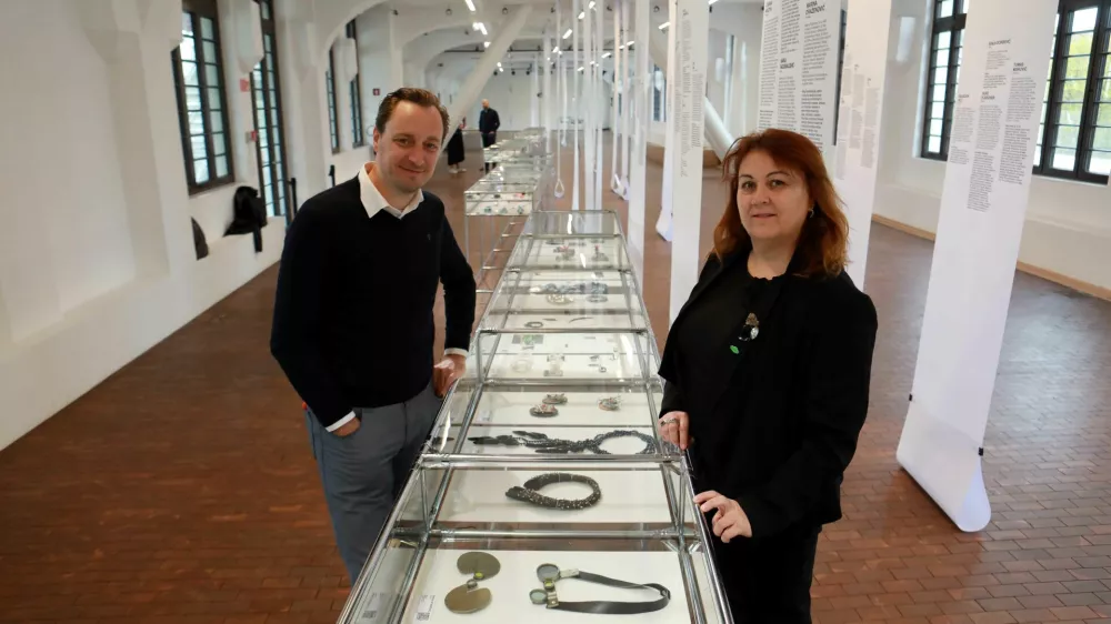 Po razstavi sta nas pospremila zlatarski mojster in brusilec dragih kamnov Peter Dragolič ter oblikovalka nakita Olga Ko&scaron;ica. Foto:&nbsp;Tomaž Skale