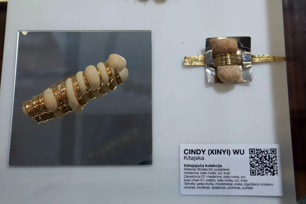 Nakit gostujoče oblikovalke Cindy Wu iz Kitajske je narejen iz kruha. Foto:&nbsp;Tomaž Skale