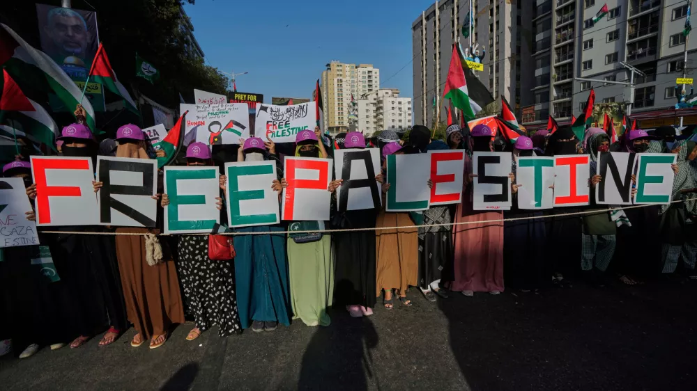 Supporters of the Pakistani religious group "Jamaat-e-Islami" take part in a rally against Israeli airstrikes and to show solidarity with Palestinian people living in Gaza, in Karachi, Pakistan Sunday, April 13, 2025. (AP Photo/Fareed Khan)