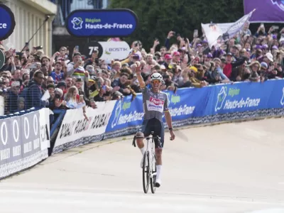 Mathieu van der Poel, of the Netherlands, approaches the finish line on her own to win the Paris-Roubaix cycling race in Roubaix, France, Sunday, April 13, 2025. (AP Photo/Thibault Camus)