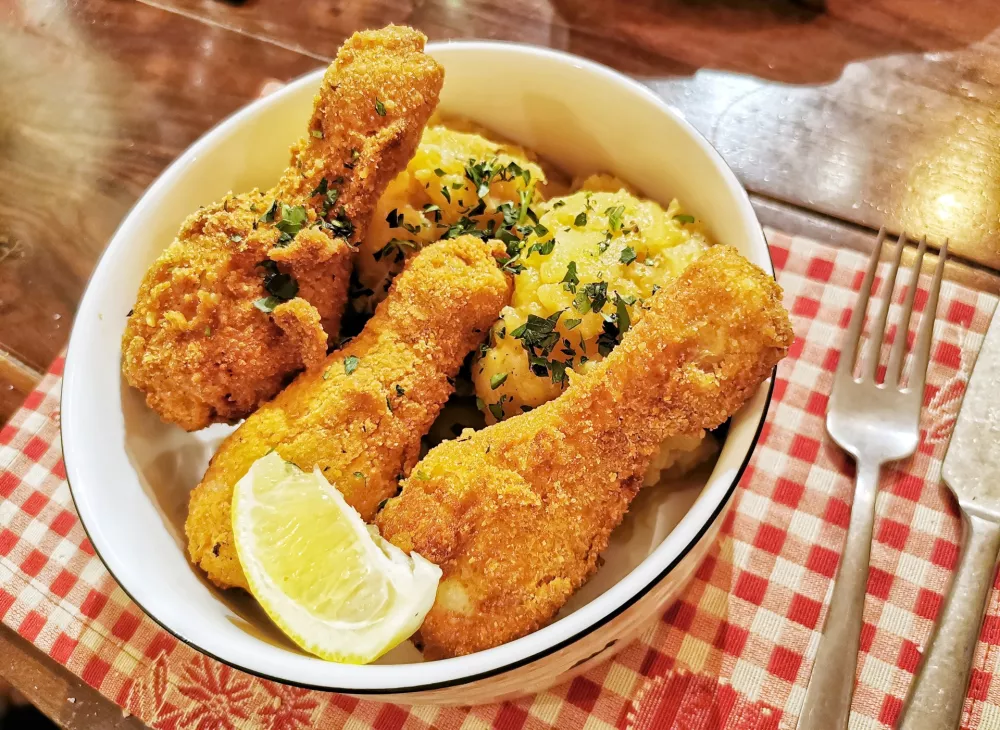 Pi&scaron;čančja bedrca s praženim krompirjem, Restavracija Ljubljančanka