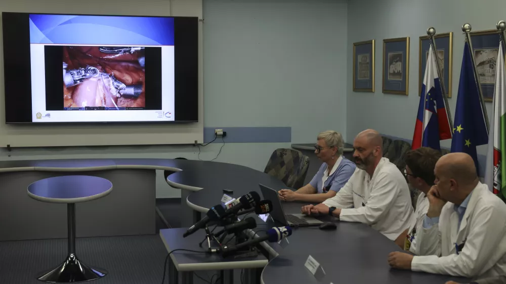 Suzana &Scaron;ega, Jan Grosek, Simon Hawlina, Ivan Kneževič- 14.04.2025 - novinarska konferenca o sočasni večorganski robotski operaciji na UKC//FOTO: Jaka Gasar