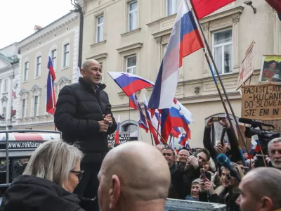 - Janez Jan&scaron;a, predsednik stranke SDS.- 12.12.2024. - Neprijavljen shod v podporo Janezu Jan&scaron;i ob sojenju v zadevi Trenta v Celju pred Okrožnim sodi&scaron;čem.//FOTO: Bojan Velikonja