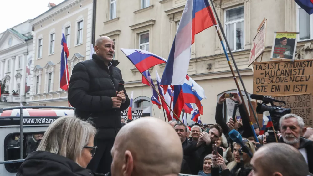 - Janez Jan&scaron;a, predsednik stranke SDS.- 12.12.2024. - Neprijavljen shod v podporo Janezu Jan&scaron;i ob sojenju v zadevi Trenta v Celju pred Okrožnim sodi&scaron;čem.//FOTO: Bojan Velikonja