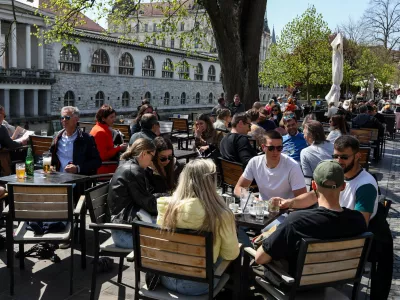 11.04.2025. Topel pomladni dan je privabil goste na gostinske vrtove na Petkov&scaron;kovem nabrežju. Foto: Bojan Velikonja