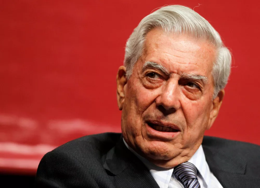 Mario Vargas Llosa je bil v mladosti izrazito naklonjen levičarskim idejam, vendar se je ob razočaranju nad potekom revolucij v Latinski Ameriki politično postopno pomaknil na konservativni pol. Foto: Reuters
