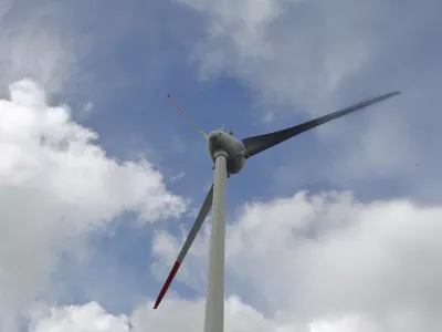 - druga elektrarna na veter v Sloveniji - električna energija - energetika - vetrnica - 22.04.2014 Razdrto - Vetrna elektrarna Nanos - stolp vetrnice je visok 53 metrov, elisa meri v premeru 44 metrov, moč naprave pa je 910 kilovatov - proizvedla bo predvidoma 1,6 gigavatne ure električne energije. //FOTO: Bojan Velikonja