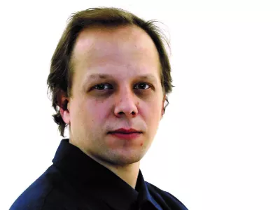 Miha Turk- Redakcija Dnevnik 2024 - portreti za komentarje in kolumne - kolumnisti - komentatorji &ndash; novinarji - portret //FOTO: Luka Cjuha