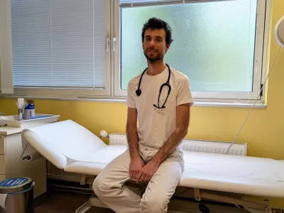 Uro&scaron; Ažman v svoji ordinaciji. / Foto: Daf