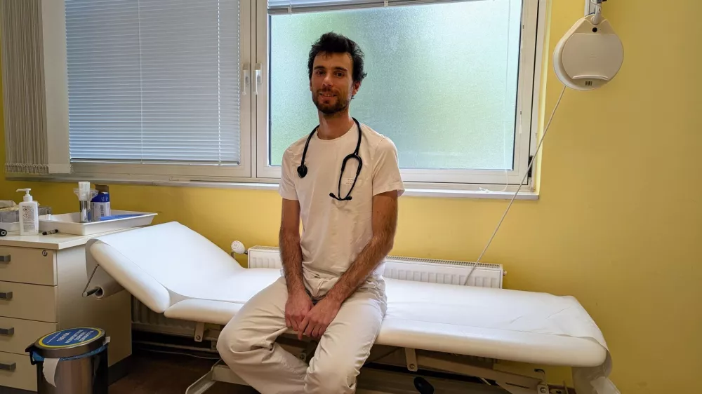 Uro&scaron; Ažman v svoji ordinaciji. / Foto: Daf