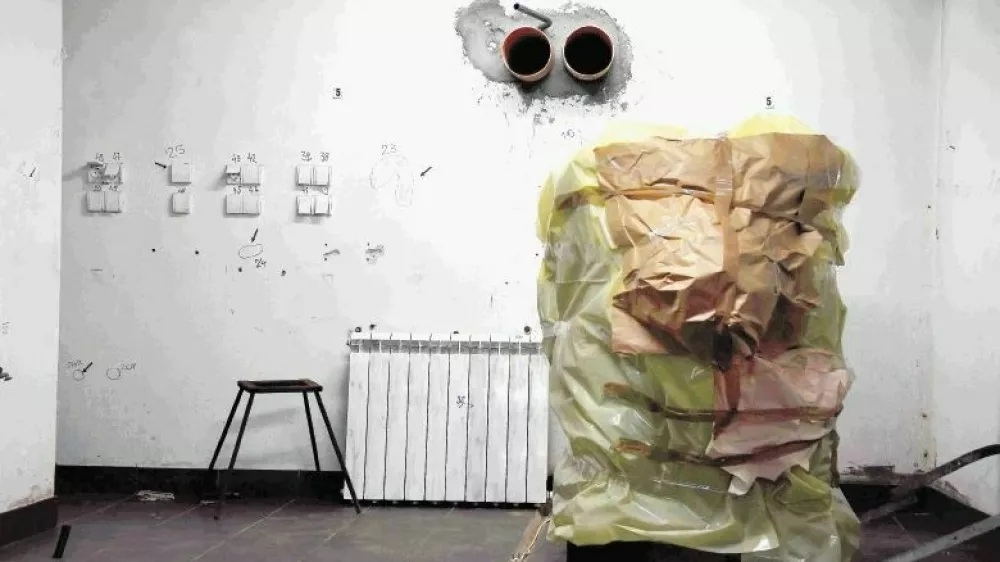 V hi&scaron;i groze in strahu so na&scaron;li aparat za mletje mesa, v katerem so forenziki potrdili prisotnost biolo&scaron;kih sledi domnevnih dveh žrtev srbskega mafijskega klana.