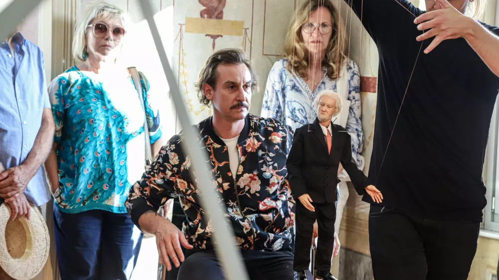 Intermedijski umetnik Ja&scaron;a s protagonisti in lutkami v Rekviemu. Foto: Tja&scaron;a Gnezda