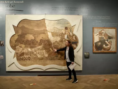 Za restavriranje freske Josefa Mayrja z motivom bitke pri Sisku, enega od dveh velikih prizorov iz kri&scaron;ke biljardne sobe, je Jelka Kuret prejela priznanje Mirka &Scaron;ubica.