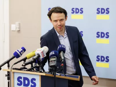 Ljubljana, DZ.Poslanec SDS Andrej Hoivik je izjavo za medije ob zacetku uradne referendumske kampanje pred zakonodajnim referendumom o dodatku k pokojninam za umetniske dosezke.