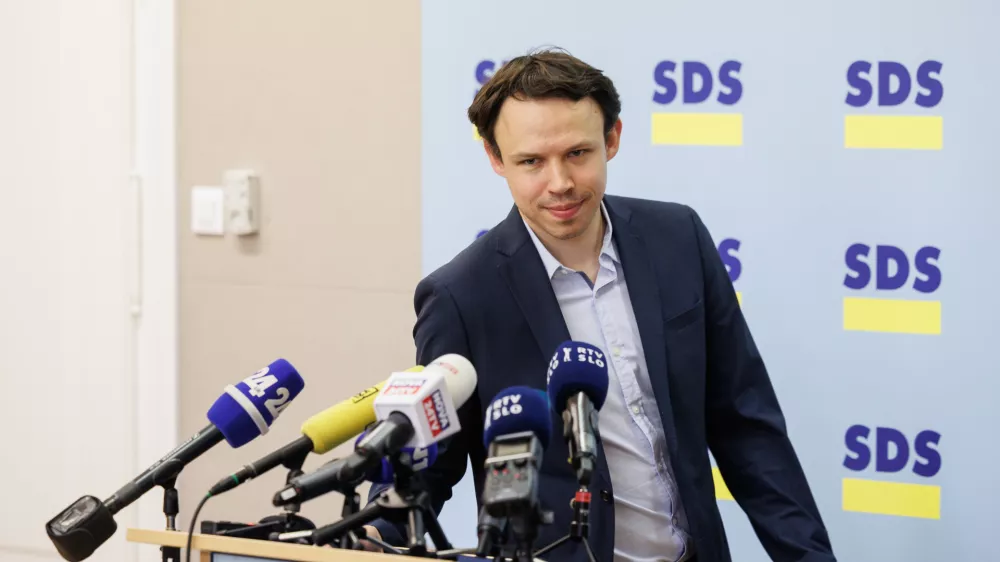 Ljubljana, DZ.Poslanec SDS Andrej Hoivik je izjavo za medije ob zacetku uradne referendumske kampanje pred zakonodajnim referendumom o dodatku k pokojninam za umetniske dosezke.