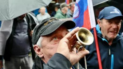 Množica na ulici je tako glasna, da ovira delo sodi&scaron;ča, poroča na&scaron;a novinarka Mojca Marot. Foto: Jaka Gasar