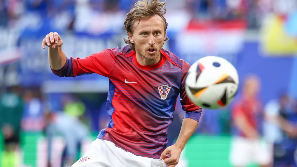FILED - 24 June 2024, Saxony, Leipzig: Croatia's Luka Modric warms up prior to the start of the UEFA European Championship group B soccer match between Croatia and Italy at Leipzig Stadion. Photo: Jan Woitas/dpa