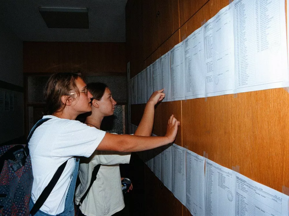 gledajo rezzltate na steni 02_86ja_01.jpgCaption: Rezultati, izpiti matura Author: Jaka Adamič Date: 00:00 09/11/01 Usage: / Foto: Jaka Adamič