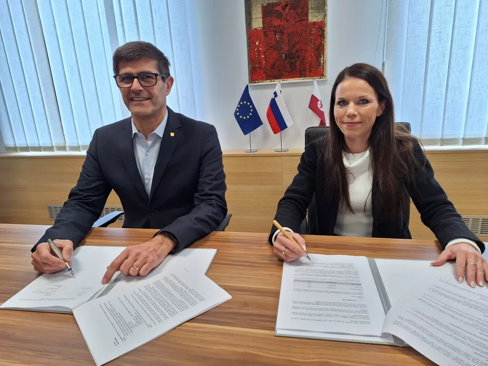 Župan MOK Matjaž Rakovec je v ponedeljek pogodbo o gradnji komunalne infrastrukture Golnik&ndash;Mlaka podpisal z direktorico podjetja Hip plus z Vač Klavdijo Babnik. Foto: MOK