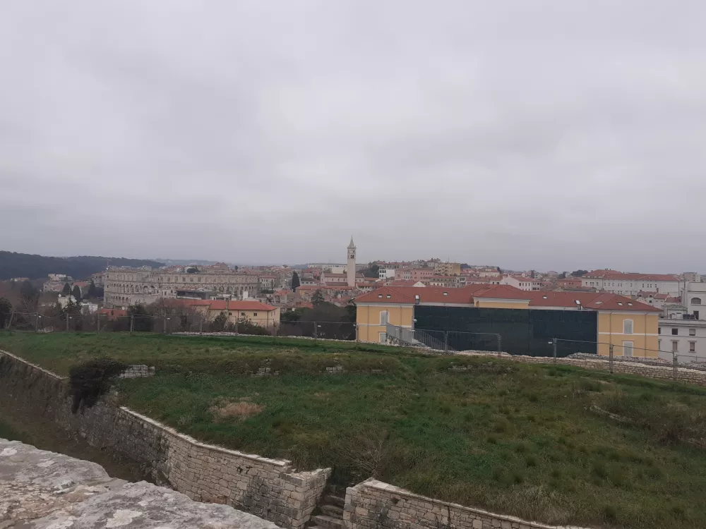 Iz Ka&scaron;tela se odpira nenavaden pogled na Pulj. Foto: br