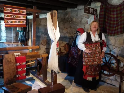 V&nbsp;Pakovem selu&nbsp;v zaledju &Scaron;ibenika&nbsp;Ana&nbsp;in&nbsp;Jo&scaron;ko Lokas&nbsp;že vrsto let vodita čisto posebno etno vas&nbsp;Etnoland Dalmati.