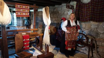 V&nbsp;Pakovem selu&nbsp;v zaledju &Scaron;ibenika&nbsp;Ana&nbsp;in&nbsp;Jo&scaron;ko Lokas&nbsp;že vrsto let vodita čisto posebno etno vas&nbsp;Etnoland Dalmati.